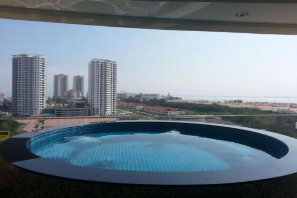 118: Cosy 2-Bedroom Condo With Seaview George Town